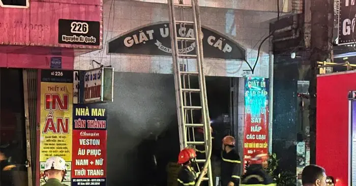 giải cứu người mắc kẹt trong vụ cháy