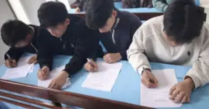 thanh thiếu niên bốc đầu xe