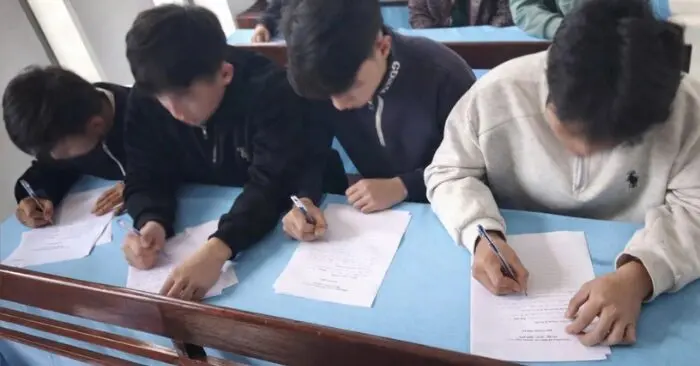 thanh thiếu niên bốc đầu xe
