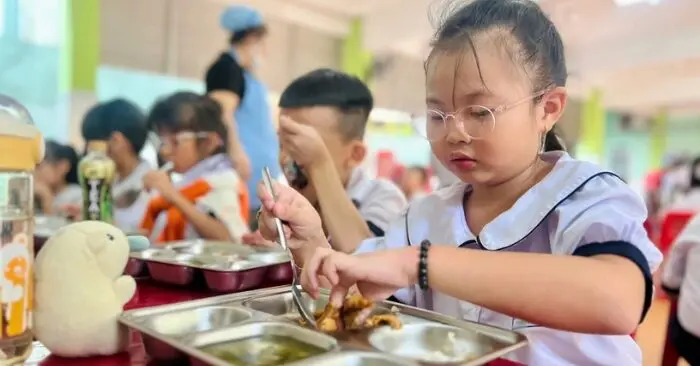 thịt hết hạn vào suất ăn trường học
