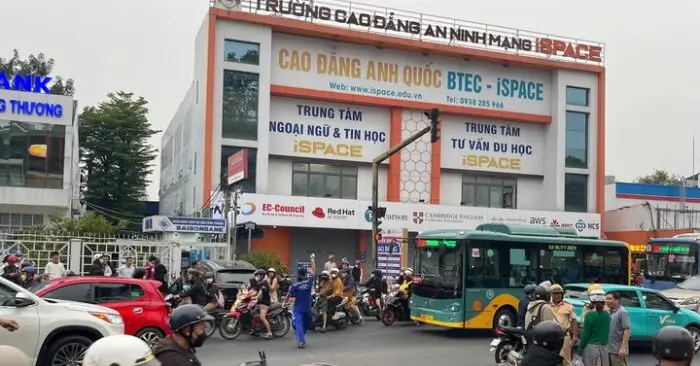 ô tô tông xe máy TP.HCM