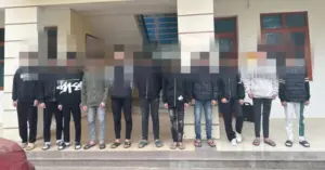 khởi tố nhóm học sinh dùng hung khí