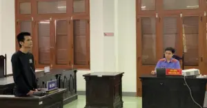 đá vào bụng thai phụ