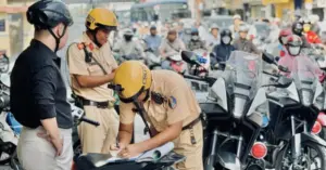 đỗ xe máy trên vỉa hè trái phép