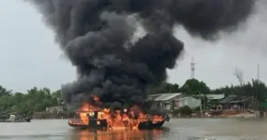 ghe bốc cháy trên sông Cần Giuộc