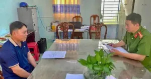 dùng dao tấn công vợ hờ