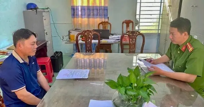 dùng dao tấn công vợ hờ