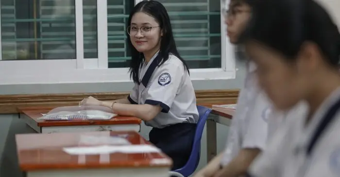 Quay lén giáo viên: Đề xuất siết chặt quy định để bảo vệ nhà giáo
