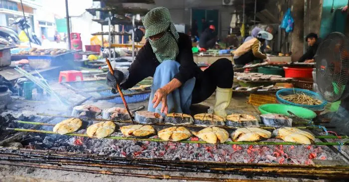 Làng cá nướng Cửa Lò tất bật xuyên đêm cung ứng Tết