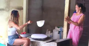 Người phụ nữ giữ lửa lò mì Quảng bằng trấu 25 năm