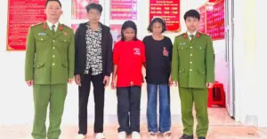 hai bé gái Nghệ An