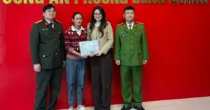 trả lại túi xách
