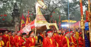 rước kiệu trong mưa