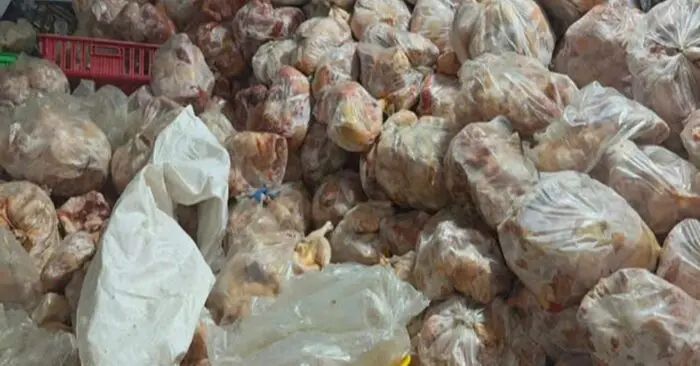 thịt gà đông lạnh không rõ nguồn gốc