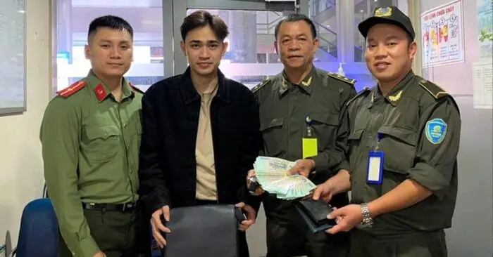 bỏ quên túi tiền tại sân bay