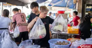 Người dân TPHCM xếp hàng mua gà cúng hóa vàng