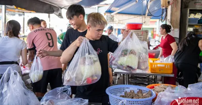 Người dân TPHCM xếp hàng mua gà cúng hóa vàng