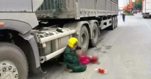 chồng quỳ bên thi thể vợ