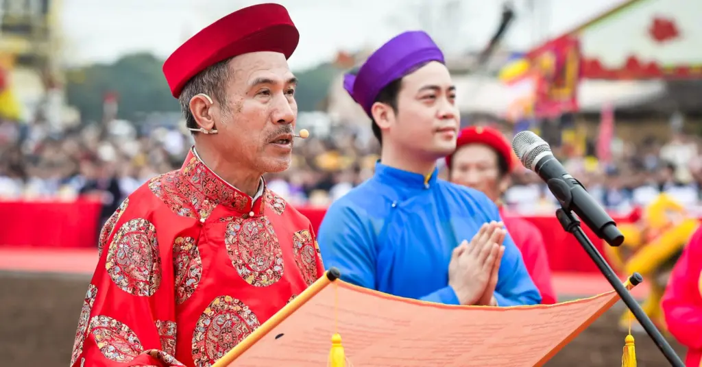 vua xuống đồng cày ruộng
