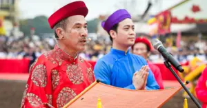 vua xuống đồng cày ruộng