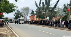 học sinh tiễn biệt hiệu trưởng