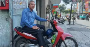 Mưu sinh bằng xe ôm truyền thống: Khi rào cản công nghệ ngăn lối người cao tuổi