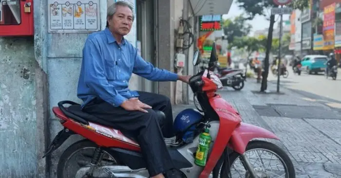 Mưu sinh bằng xe ôm truyền thống: Khi rào cản công nghệ ngăn lối người cao tuổi