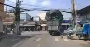 xe tải chở hàng vướng dây điện