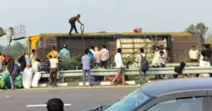 lật xe buýt 2 tầng ở Ấn Độ