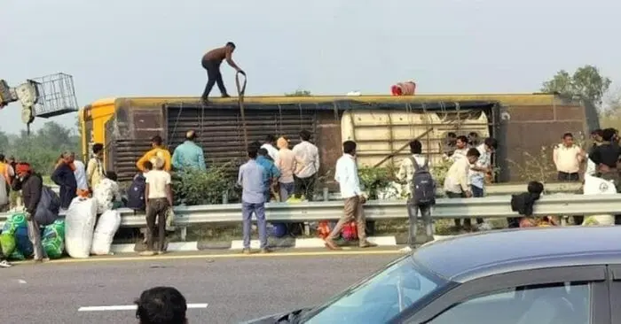 lật xe buýt 2 tầng ở Ấn Độ