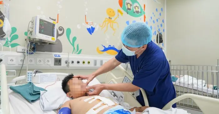 Bé trai kích nổ vật lạ
