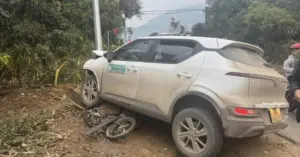Ô tô lấn làn húc văng xe máy