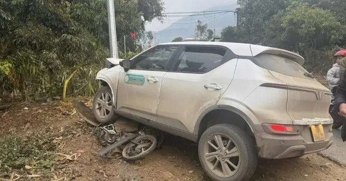 Ô tô lấn làn húc văng xe máy