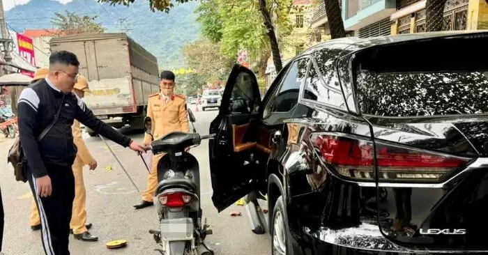 khởi tố tài xế Lexus