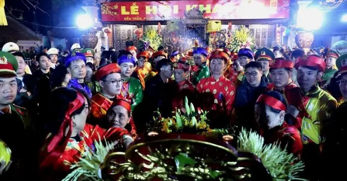 Lùi giờ phát ấn Đền Trần
