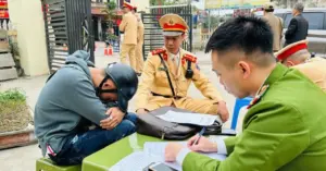 thanh niên tông CSGT