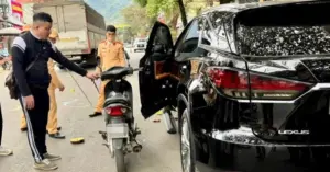 Khởi tố tài xế Lexus mở cửa ô tô.