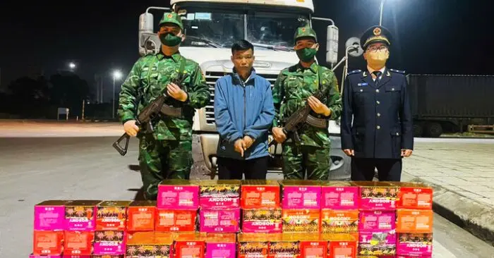 Đốt pháo trái phép ngày Tết.