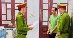 Mang hung khí đập phá nhà dân.