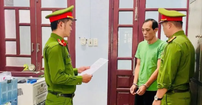 Mang hung khí đập phá nhà dân.