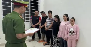 Vác kiếm chém loạn xạ giữa phố biển.