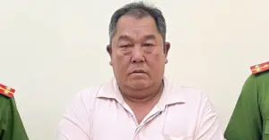 Chôn lấp trái phép chất thải công nghiệp.