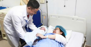 Em bé ngựa vàng đầu tiên chào đời .