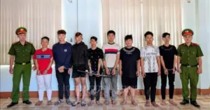 Nhóm thanh thiếu niên mang hung khí.