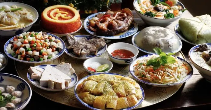 Hâm nóng thức ăn ngày Tết