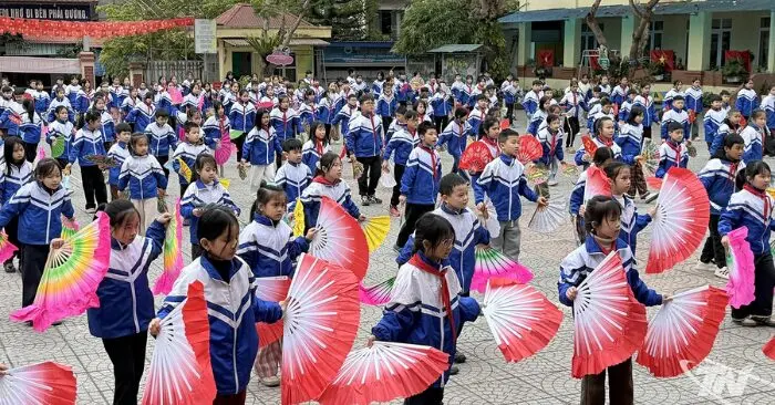 Đưa nghệ thuật dân gian vào trường học.