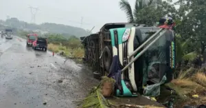 Lật xe khách trên quốc lộ 14.