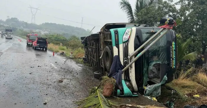 Lật xe khách trên quốc lộ 14.