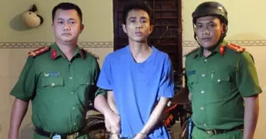 Bị can sử dụng vũ khí quân dụng.