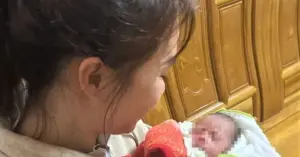 bé trai bị bỏ rơi